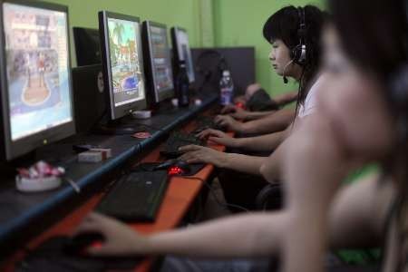 people playing online-games